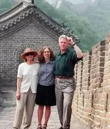 一九九八年六月二十五日至七月三日，美国总统克林顿来华进行为期九天的国事访问。
