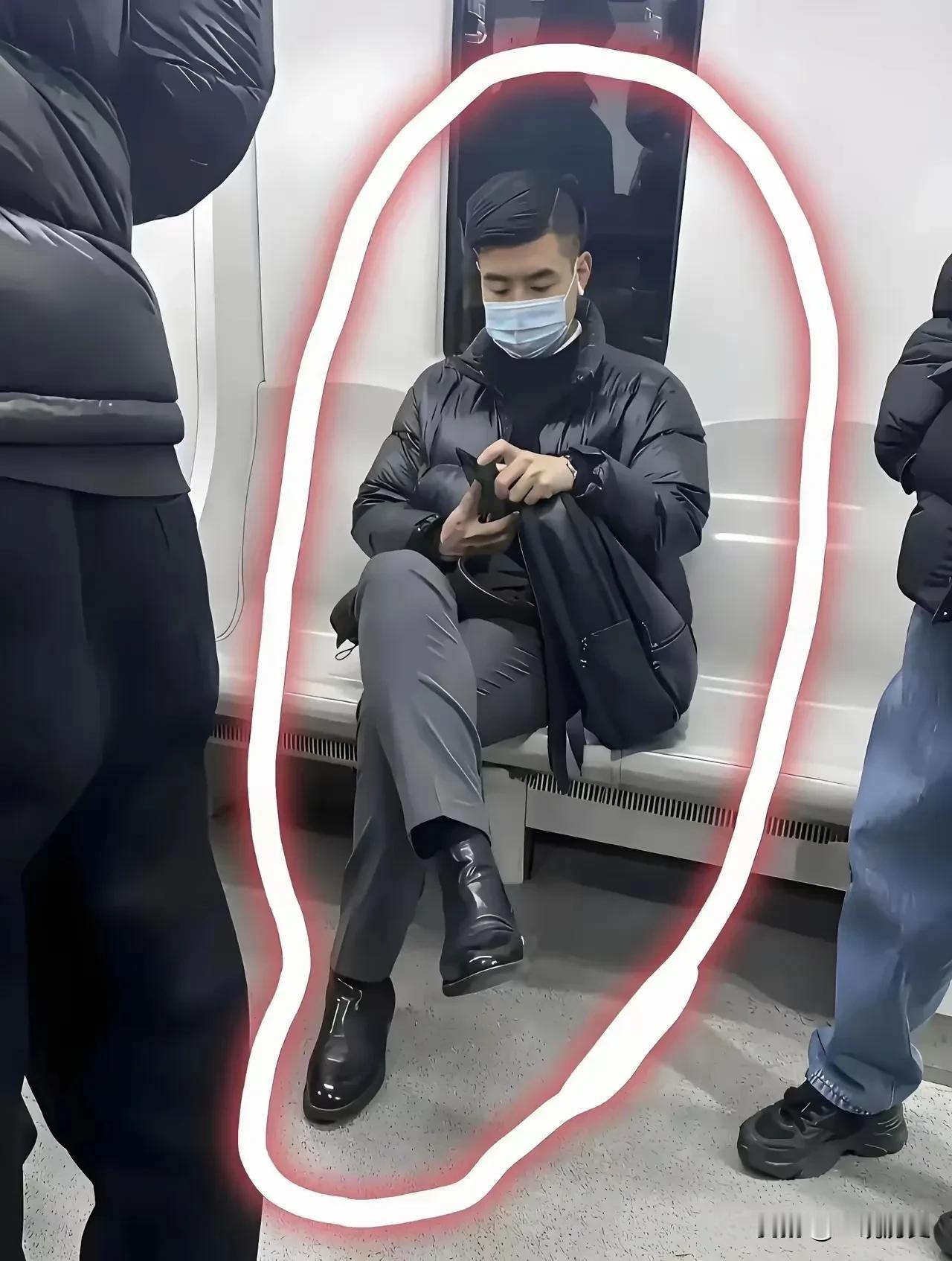 看着帅哥穿的这么精致，绝对妥妥的富二代！