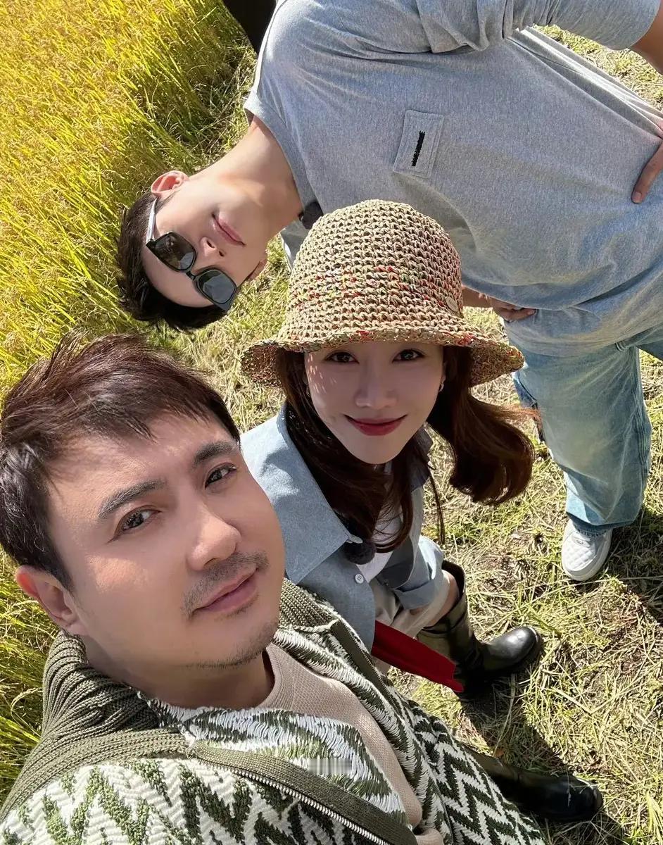 沈腾黄景瑜姜妍晒三人合照 东北老乡同框气质神似.，沈腾、黄景瑜、姜妍晒出三人合照