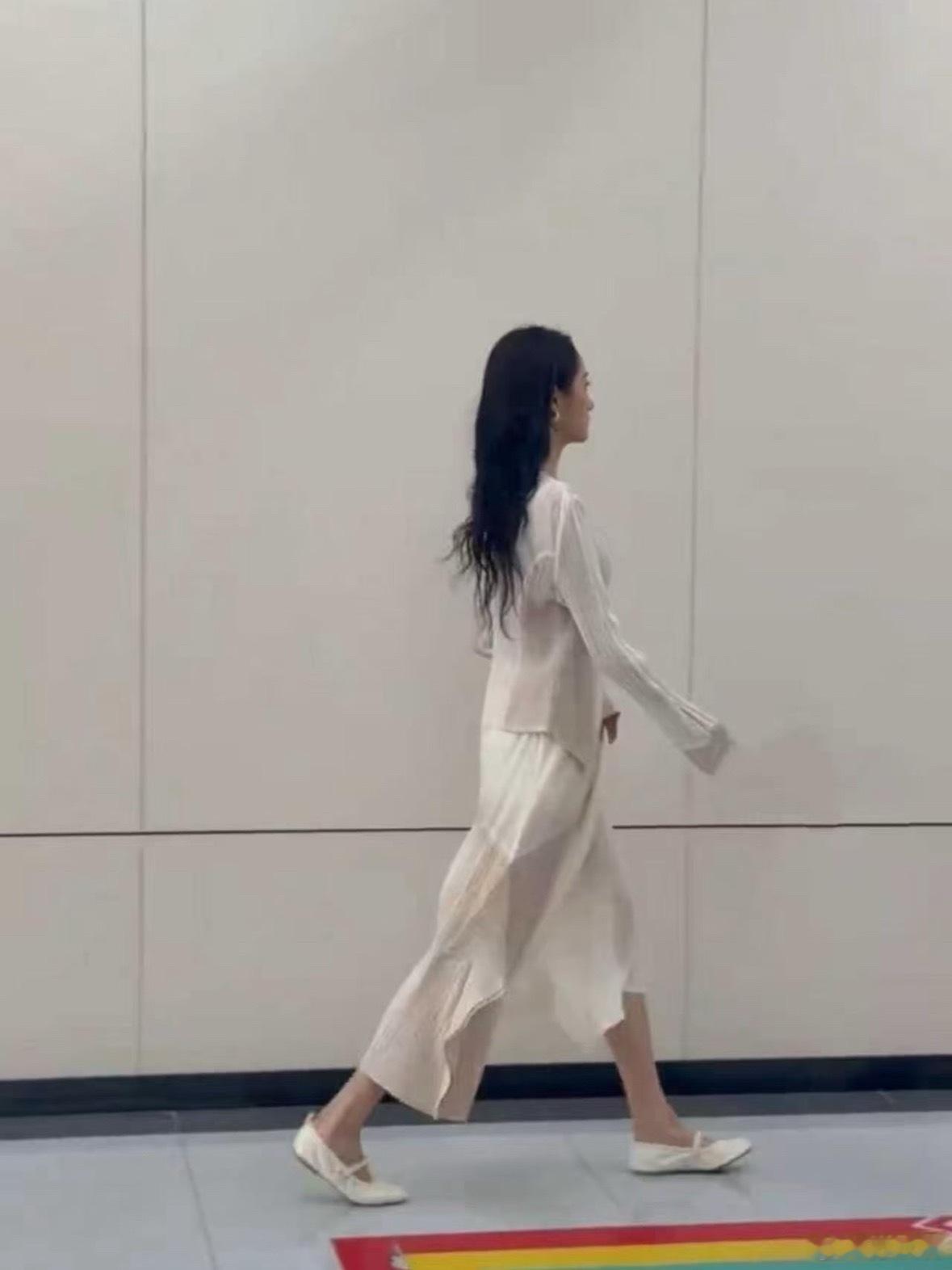 陈星旭关晓彤豪门少爷小姐既视感《红掌》开机路透持续出圈，陈星旭、关晓彤同框气场拉