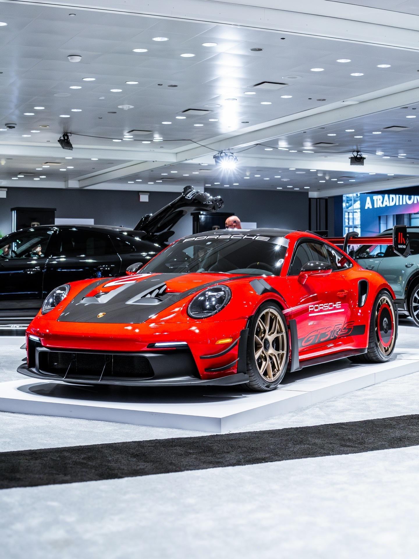 一种你不仅能看见，更能切身感受到的精准。一台由 Manthey Racing 调