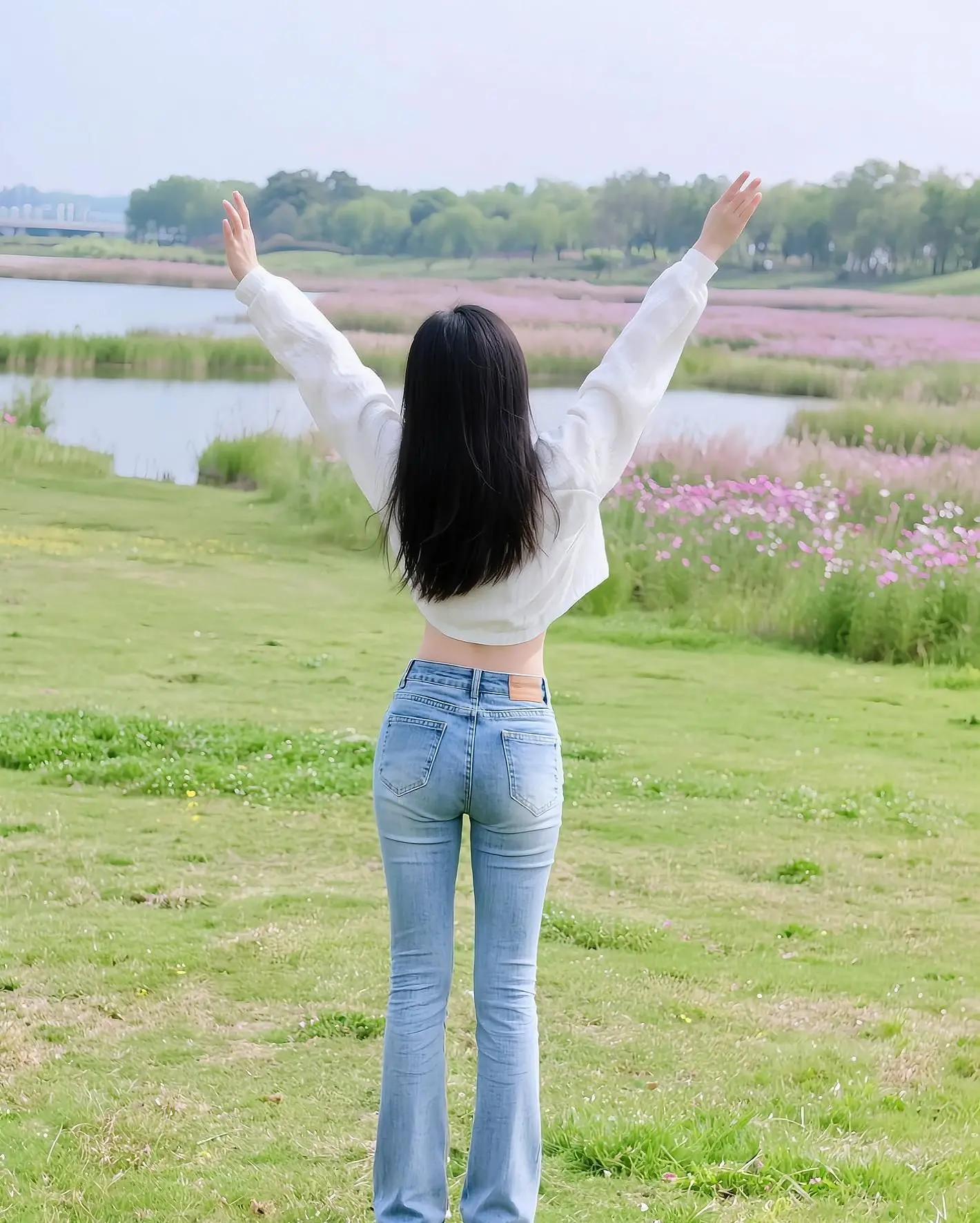 穿搭紧身牛仔裤AI草地风情写真 随变ai随便玩
