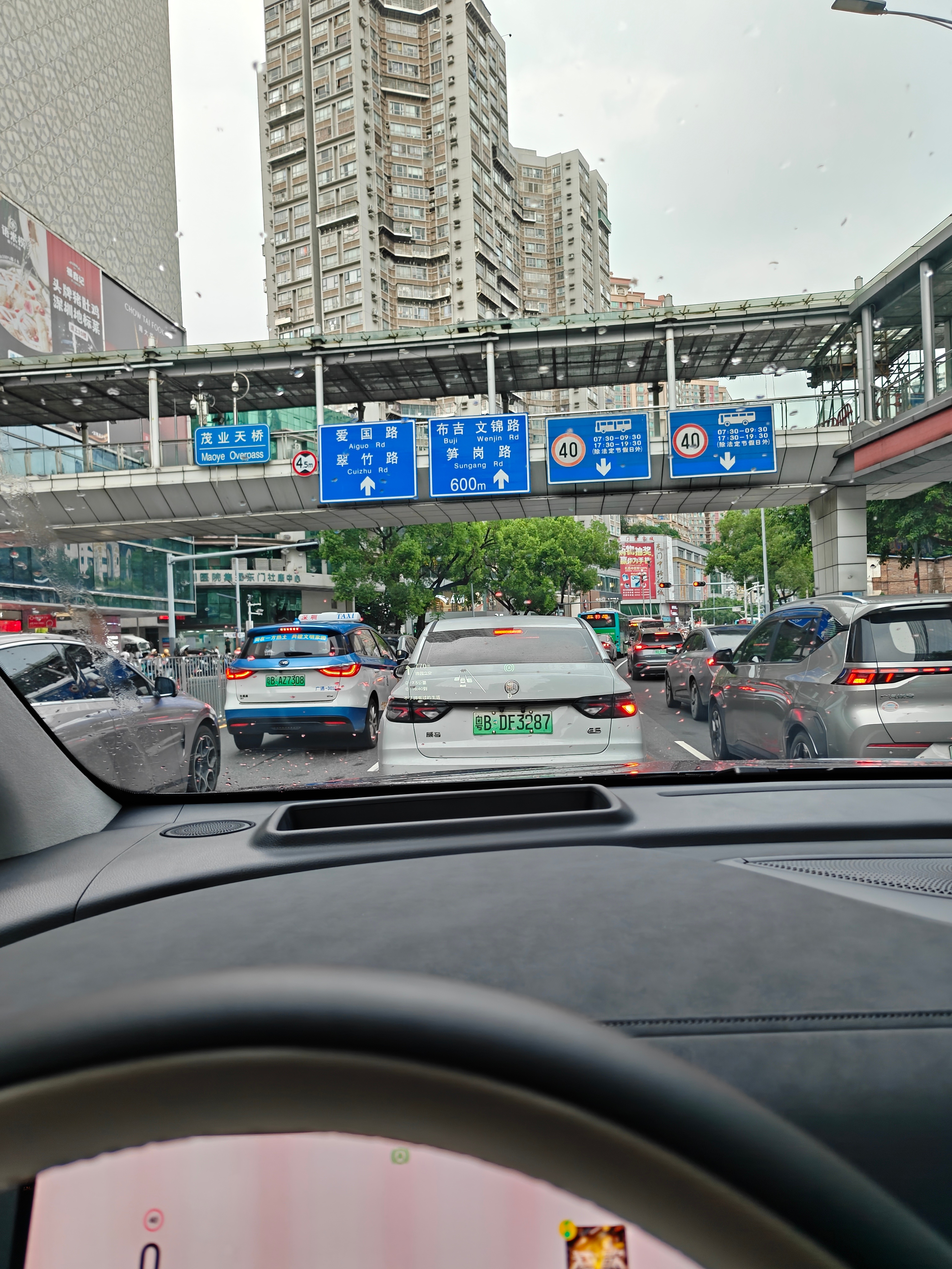 好奇，隔着50米而已，这样的红绿灯设置，意义在哪里呢，是个路口都要设个灯？行人不