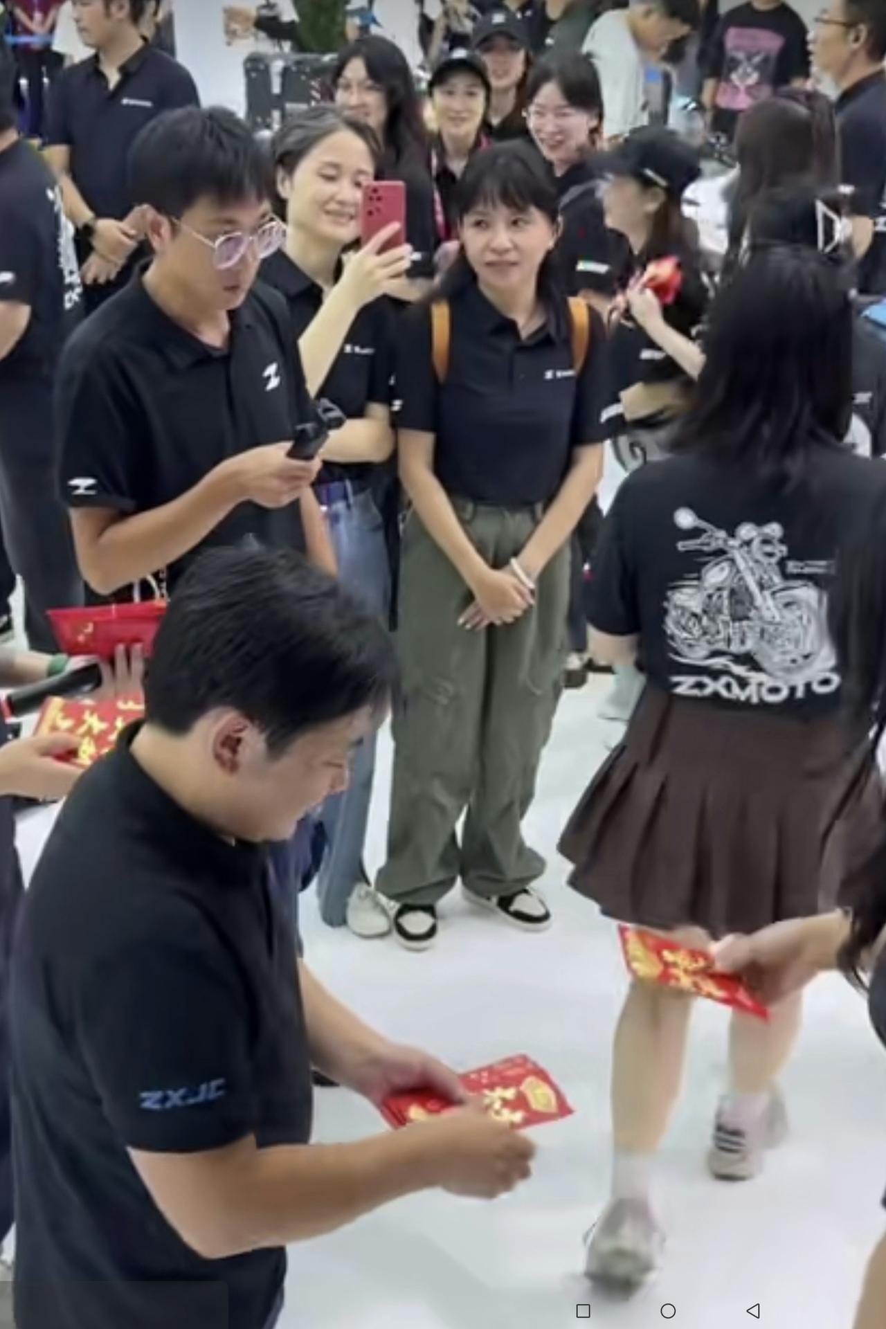 网友们都看到了，张雪是一位特别喜欢给员工发红包的老板：搞团建发、外出旅游发、过年