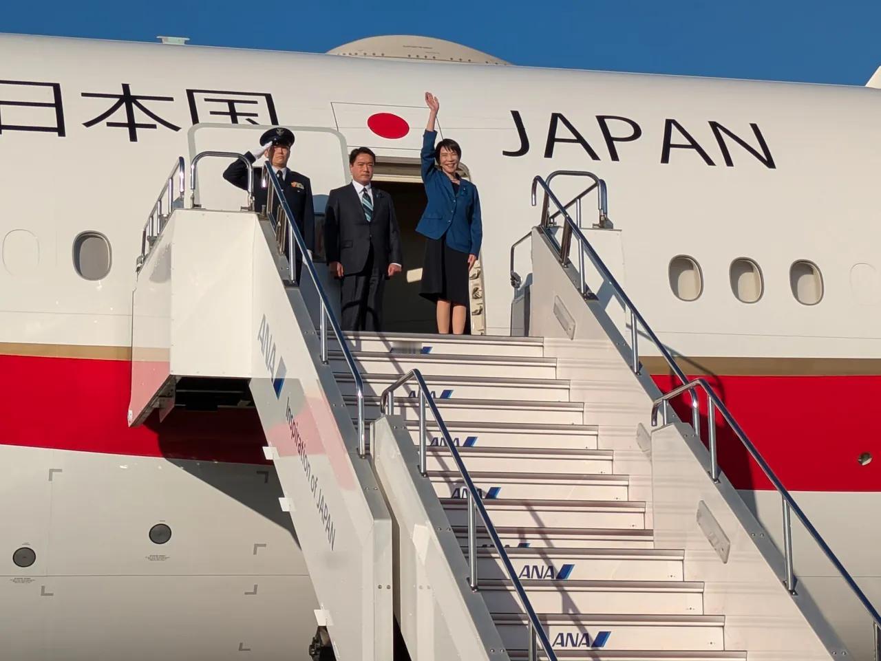 高市早苗已经启程前往南非，参加二十国集团峰会。从机场可以看到，高市早苗的装扮给她