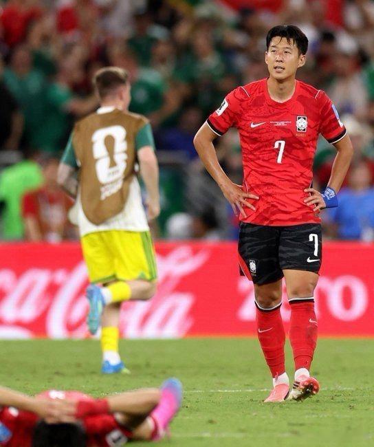 孙兴慜道歉 美加墨世界杯小组赛末轮韩国0-1不敌南非跌至小组第三后，队长孙兴慜公