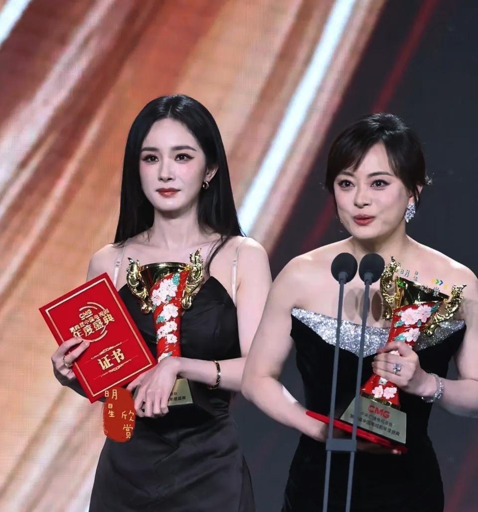 救命！今天刷到杨幂和孙俪的红毯合照，我直接瞳孔地震！39岁的杨幂穿着抹胸裙像18