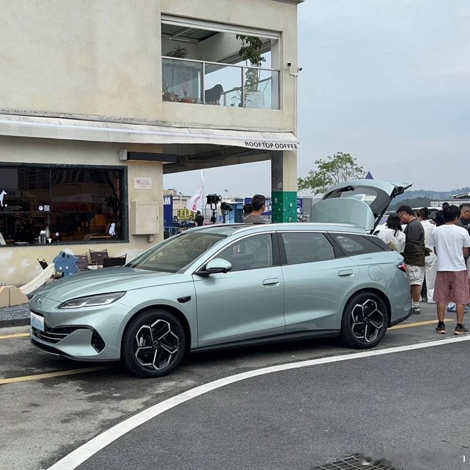 网友拍到的海豹06旅行车广告片拍摄现场其实看起来还可以，挺旅行的[偷笑] ​​​