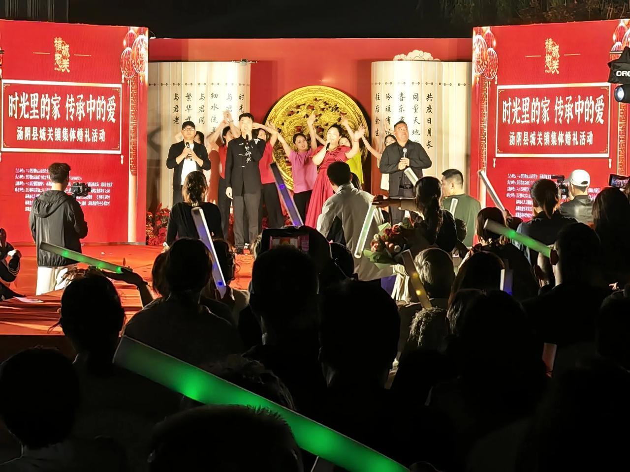 4月19日，花灯初上，灯光璀璨，文笔塔下，尚书桥畔，游人如织。安阳市汤阴县城南水