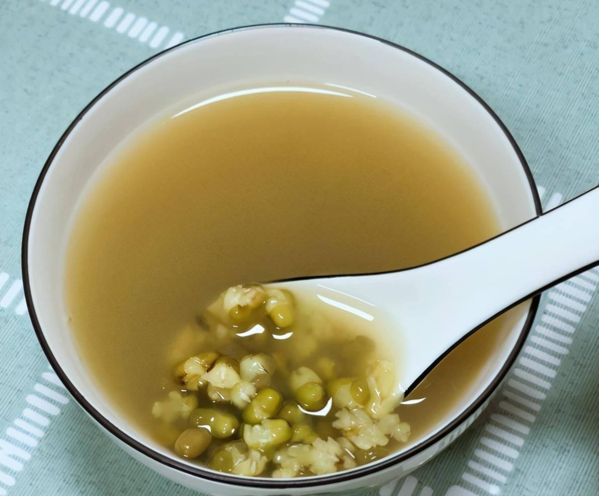 三伏天吃哪种食物解暑？
       三伏天酷热难耐，吃对食物可有效解暑。为大家