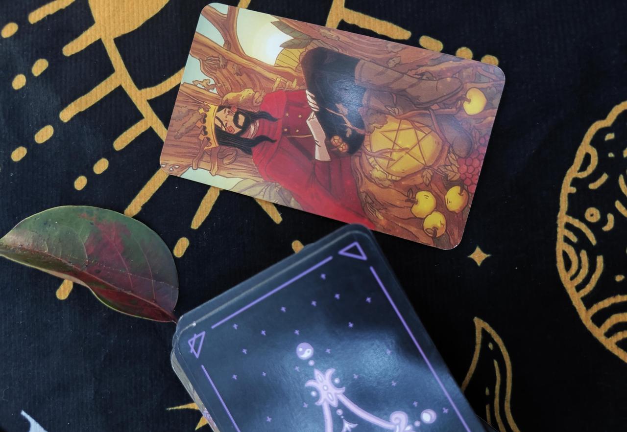 神女，宇宙想告诉你一个快乐的思维，请接收并学习：
你坐在书桌前，手指无意识划过