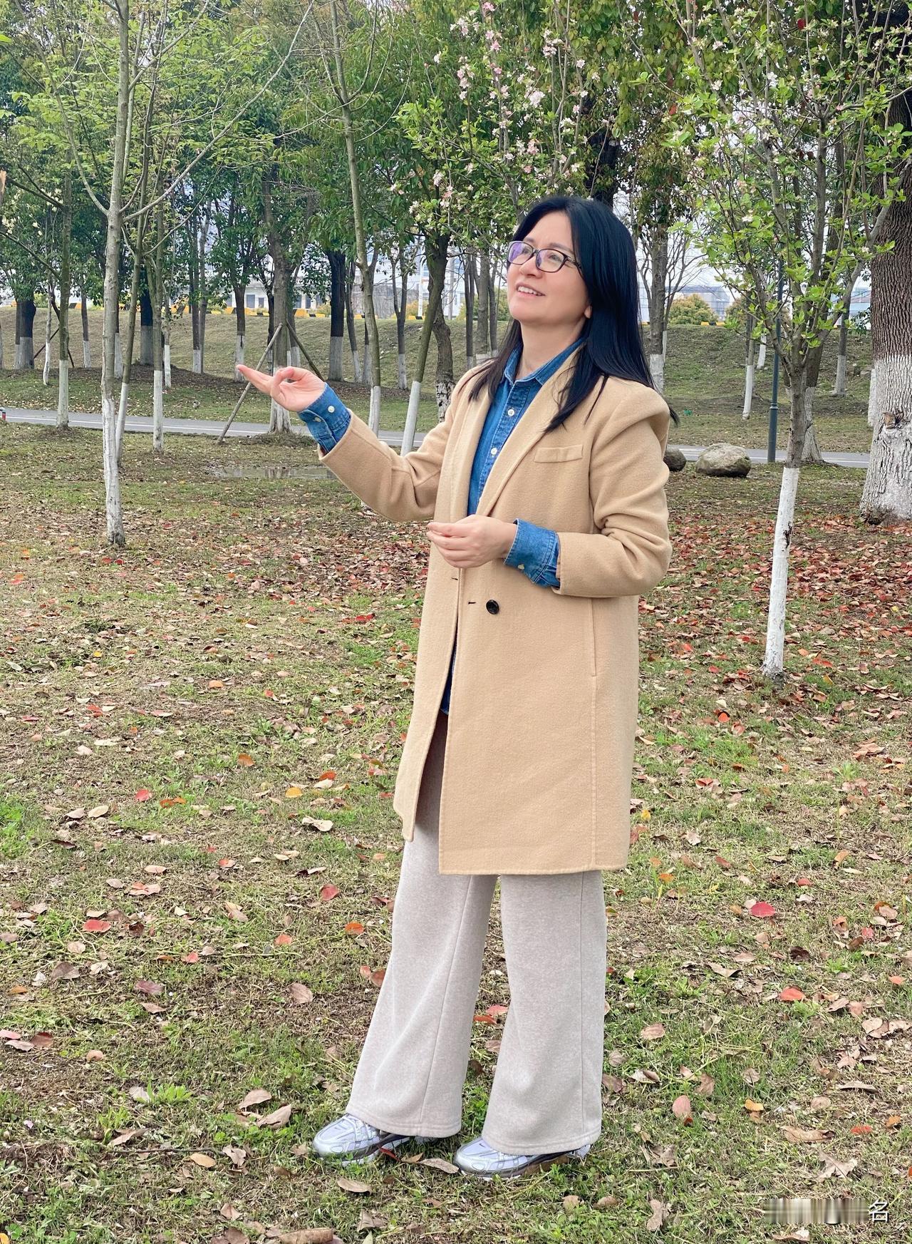 没想到这件驼色大衣的穿搭，
成了近期的小爆款。

其实穿搭从来不是跟风，
而是找