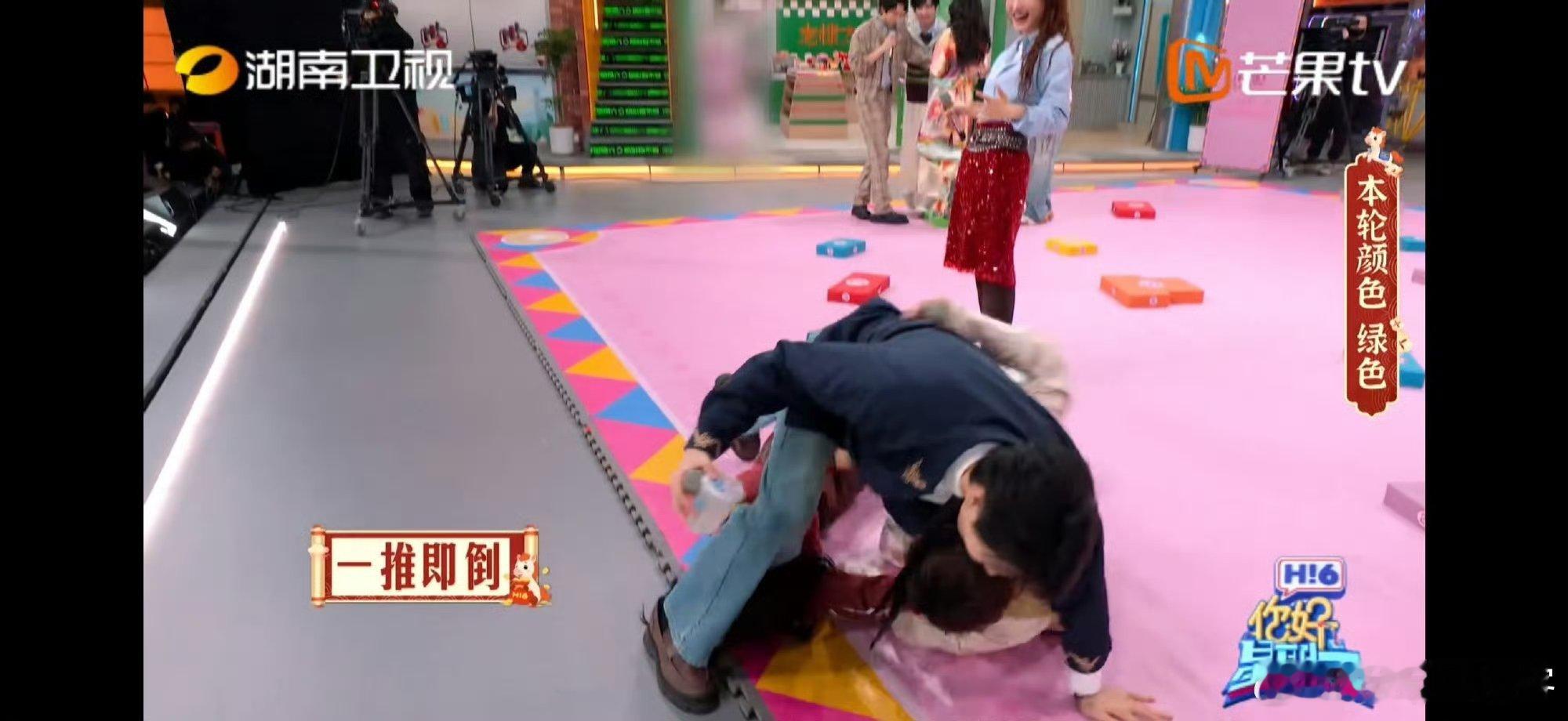 吴昕一掌推翻一团人 游戏里的吴昕也太猛了！一掌直接推开何炅、魏大勋、杨蓉三人抱团