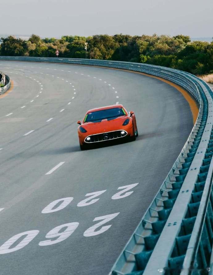 近日，梅赛德斯-AMG GT XX概念车的这个挑战真的很炸裂，以300公里时速在