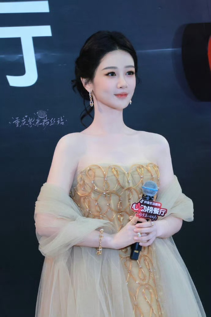杨紫杨紫视后第一个线下活动造型有机会我也会去看你哒美到让人窒息杨紫