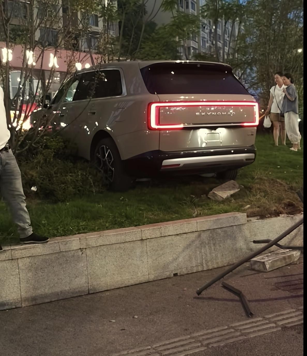 我都开始怀疑彭程上绿化带是不是故意而为之的了，昨天发布会刚结束流量今天开始呈下行
