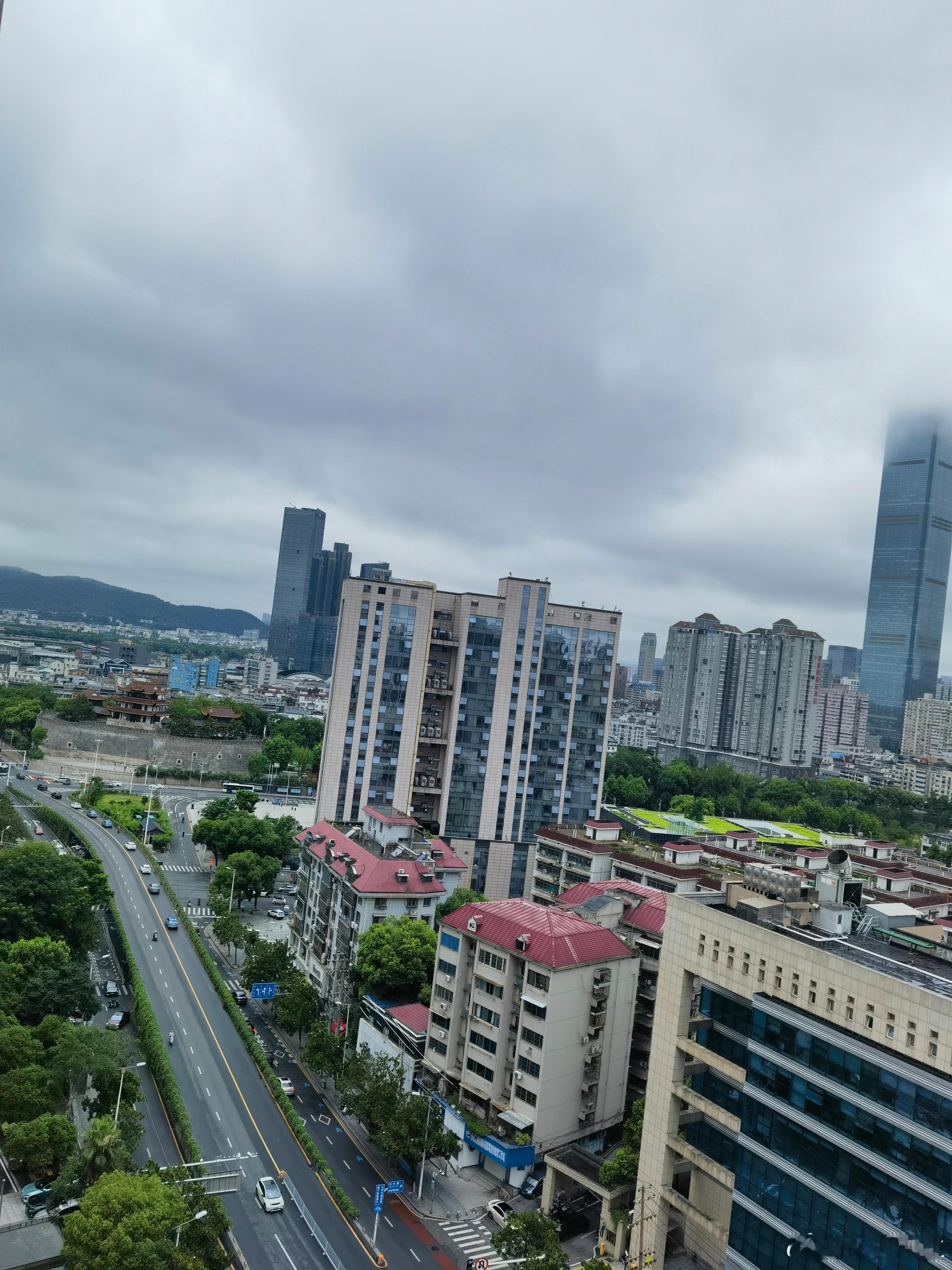 且趁眼前一杯春酒——读苏轼《望江南·超然台作》春未老，风细柳斜斜。试上超然台上看