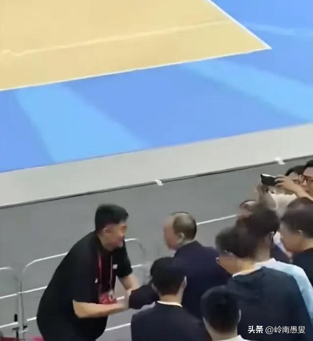 虽然球迷都知道现在杜锋分身乏术，纷纷呼吁杜锋下课，但宏远的老板能让他下课吗？敢让