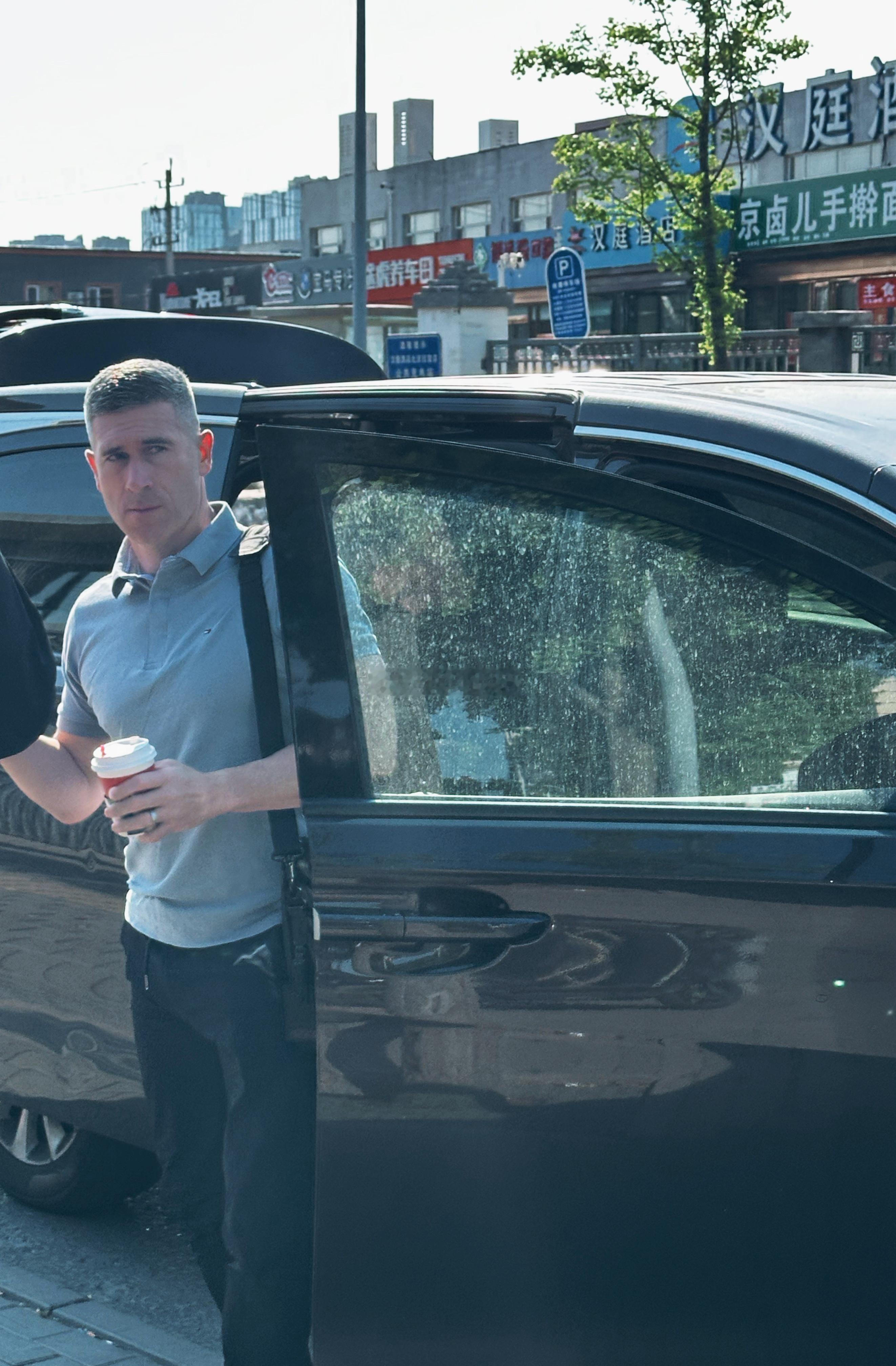 北京国安北京国安 今早8时许，主教练蒙哥马利抵达基地。 