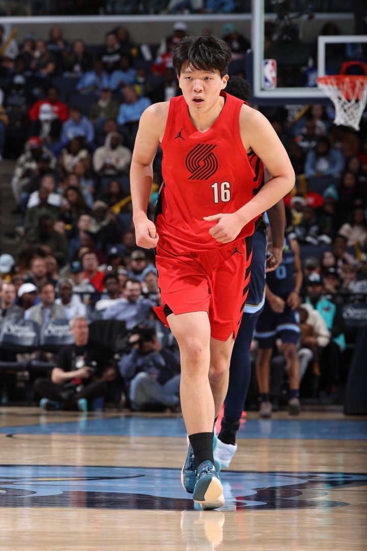 杨瀚森生涯首次首发 此役杨瀚森NBA生涯第一次首发登场，19分13秒5投2中，三