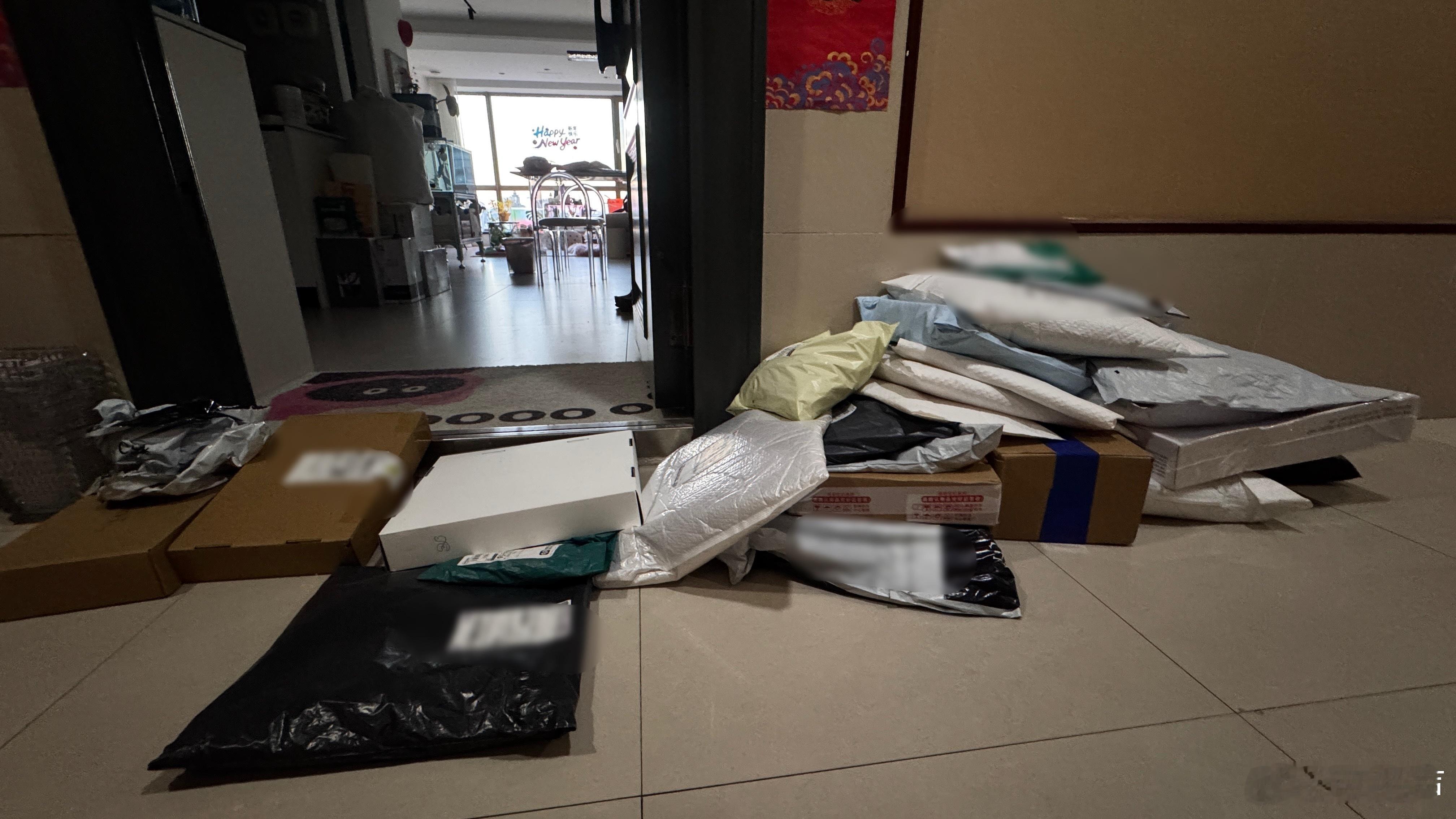 质疑我自己，我买了这么多东西吗？这是今天一天到的[淡淡的]巨大的拆快递任务H言L
