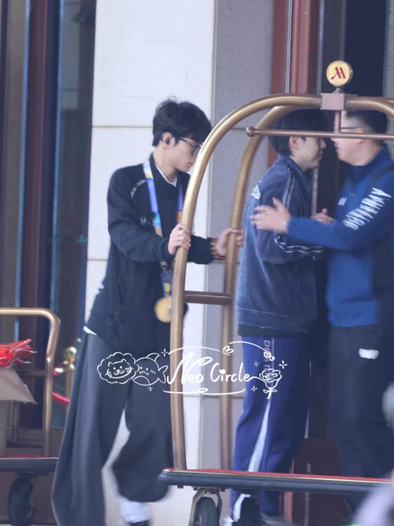 王楚钦握手了，对方是谁，两个人之间的握手不约而同，他们之间的关系太熟悉了！
楚钦