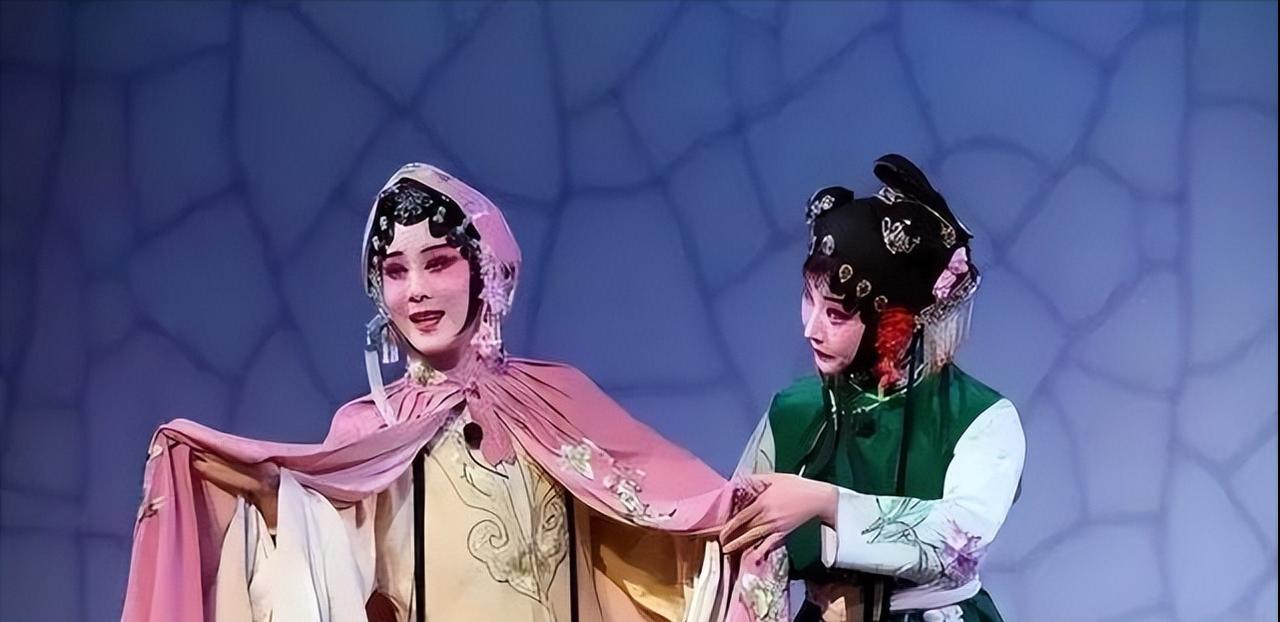 1182年，名妓严蕊被朱熹抓进大狱，狱卒扒掉了她的衣服，强迫她趴在冰冷的地砖上，