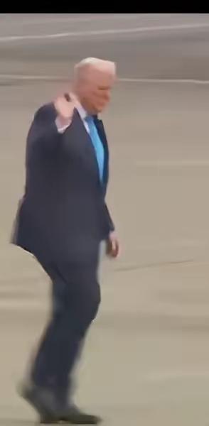 今天特朗普离开日本去韩国了，不知道日本人心情咋样，估计日本企业界欢天喜地送特朗普