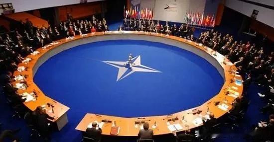 北约担当组织协调责任。美国两党争斗，目前最大的受害者是乌克兰，最大的受益者俄罗斯