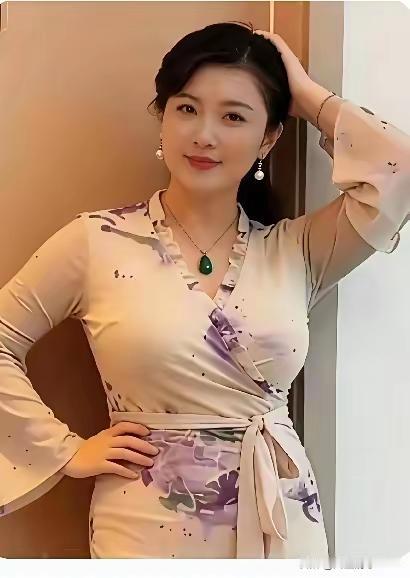 下面图片中有两个女人，一个身材特别好、长相非常甜美，一个长相一般，但脾气温柔善良