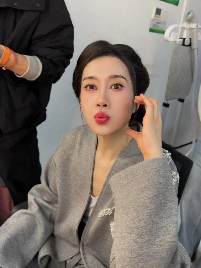 温峥嵘回复阚清子真挚的认可温柔的回应，姐姐们并肩前行，在舞台尽情闪耀。乘风202