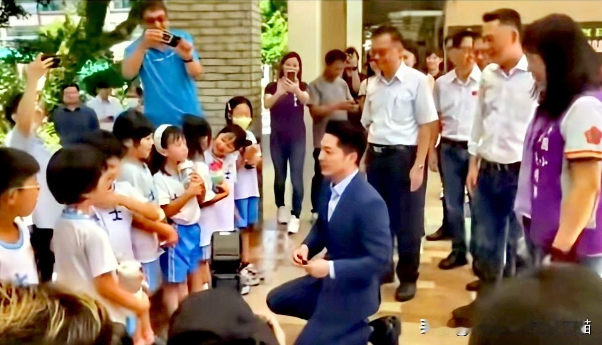 肯单膝跪地与孩子们交流的市长，市民们能不选他连任吗？70％的支持率，蒋万安很值得