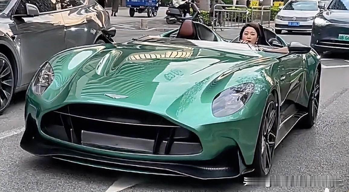 这是应该真富婆了，开这么高级的车，也不知道是啥牌子，见都没见过