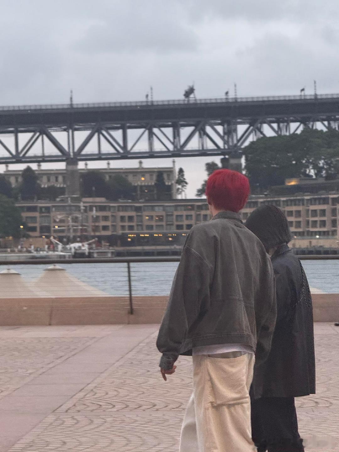 网友悉尼偶遇杨丞琳李荣浩，浩哥红发在阴天里跟小太阳似的，丞琳短发造型好灵动，两口