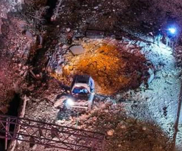 比亚迪元plus贴身挨了一发导弹就在弹坑旁边……车身主体结构居然还这么完整，AB