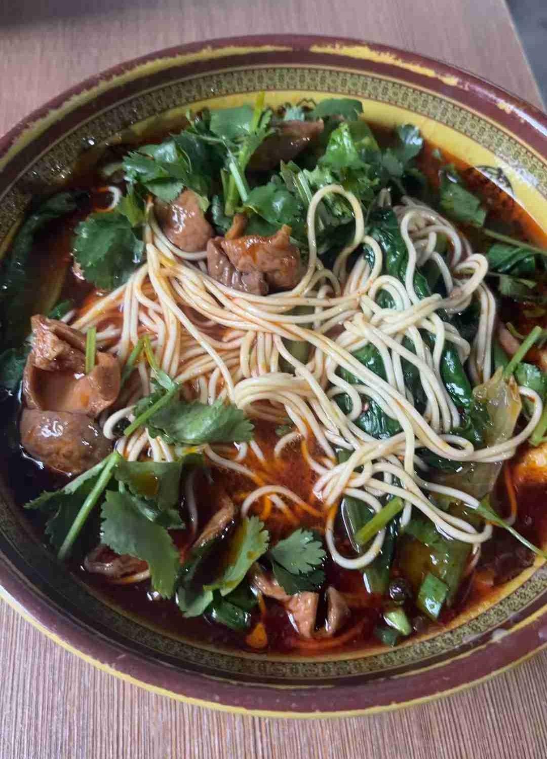 我和女儿的早餐习惯一点都不一样，我的早餐很简单，一般是一杯牛奶，一个水煮蛋，一块