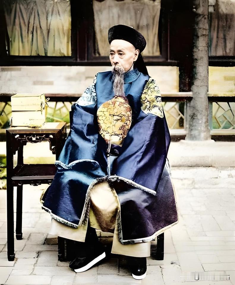 这张老照片里的是爱新觉罗·奕劻，这老哥可是乾隆爷的曾孙子，正儿八经的宗室贵胄，搁