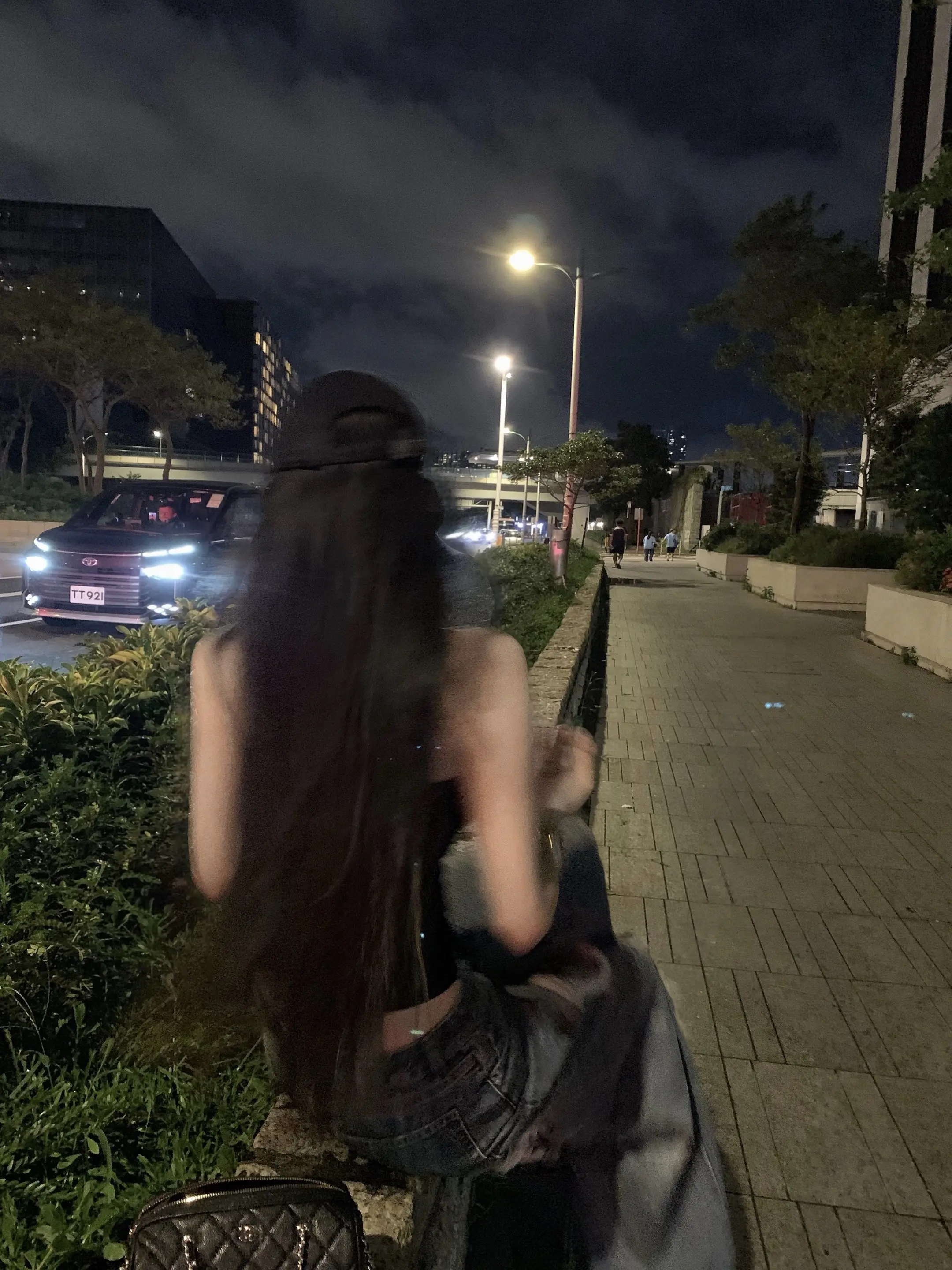 我只是觉得 过去的你 应该舍不得我这么伤心