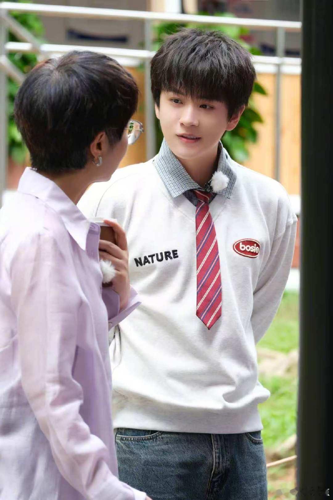 武艺择偶标准首条不要比他高湖南卫视背后 武艺这择偶标准太直白！相亲角填写表格，第