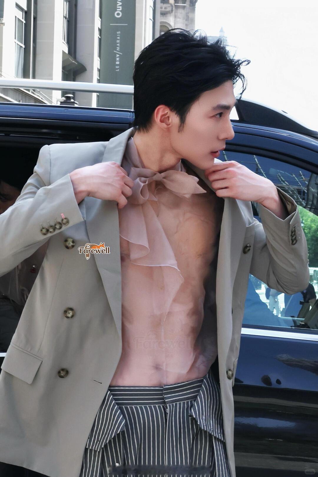 OMG🔥！章明伯也太大方啦！亮相巴黎男装周Timberland大秀，浅灰西装叠
