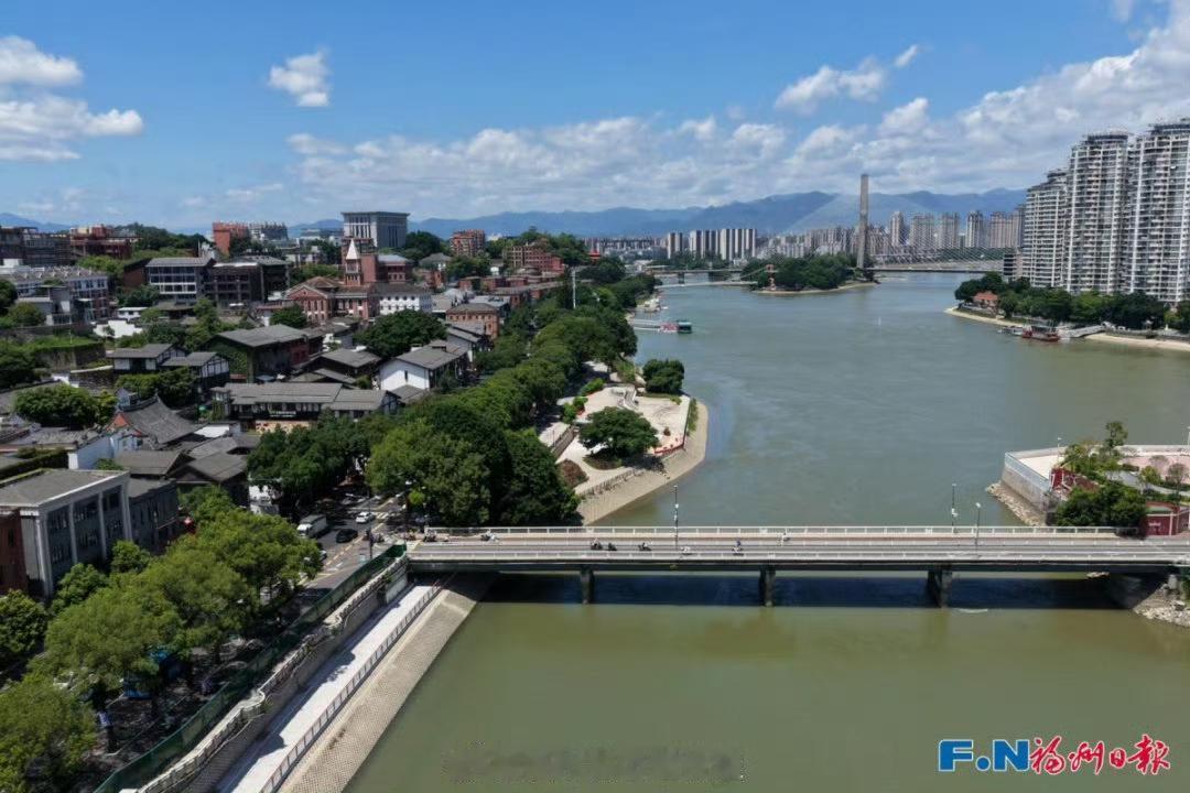 【解放大桥堤外栈道对外开放】

 经系统提升改造，解放大桥堤外栈道贯通工程6日起