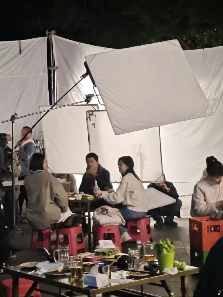 内娱家庭剧设定越来越超前了家庭剧脑洞大开，剧情刺激程度直接爆表！里中年三角恋元素