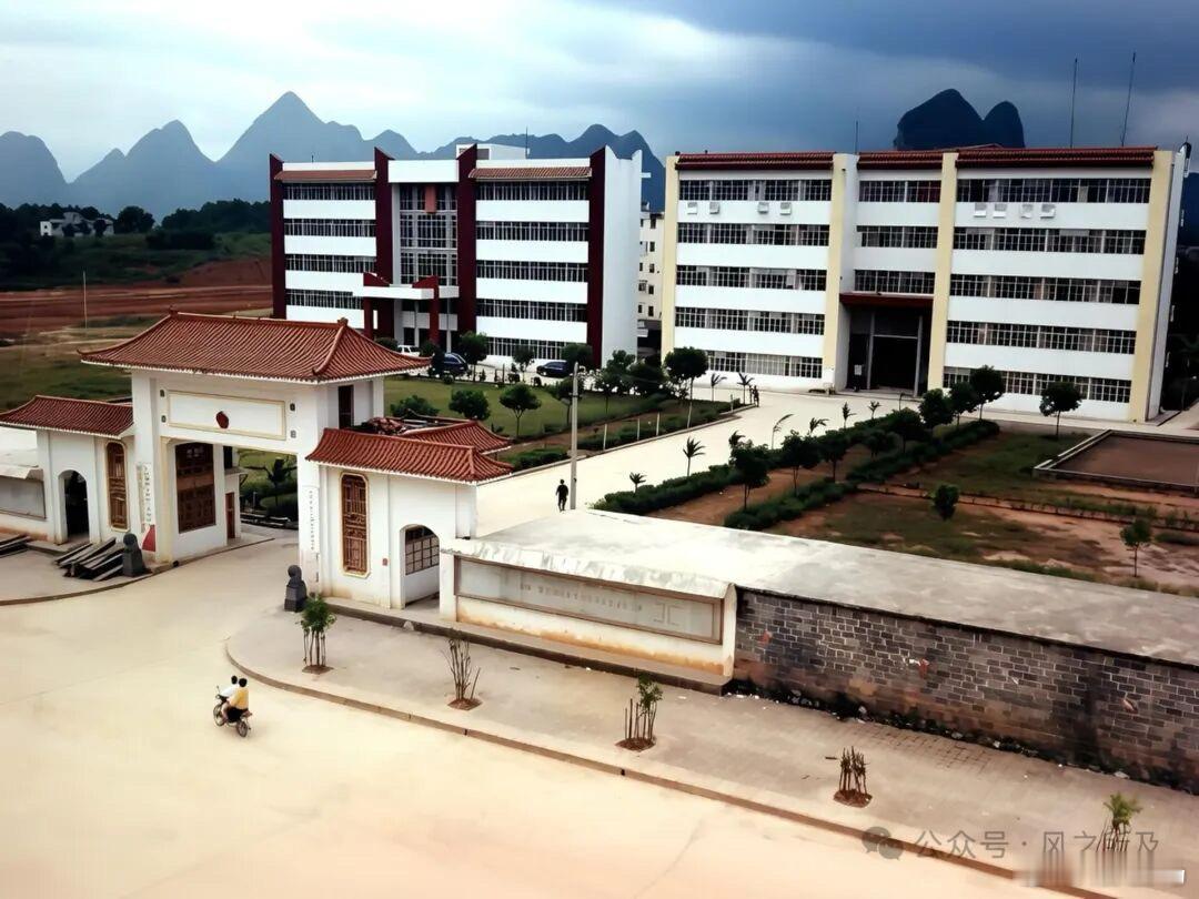 1、90年代时的大化县县城↓2、1994年的大化一桥南北两端情景↓3、1988年