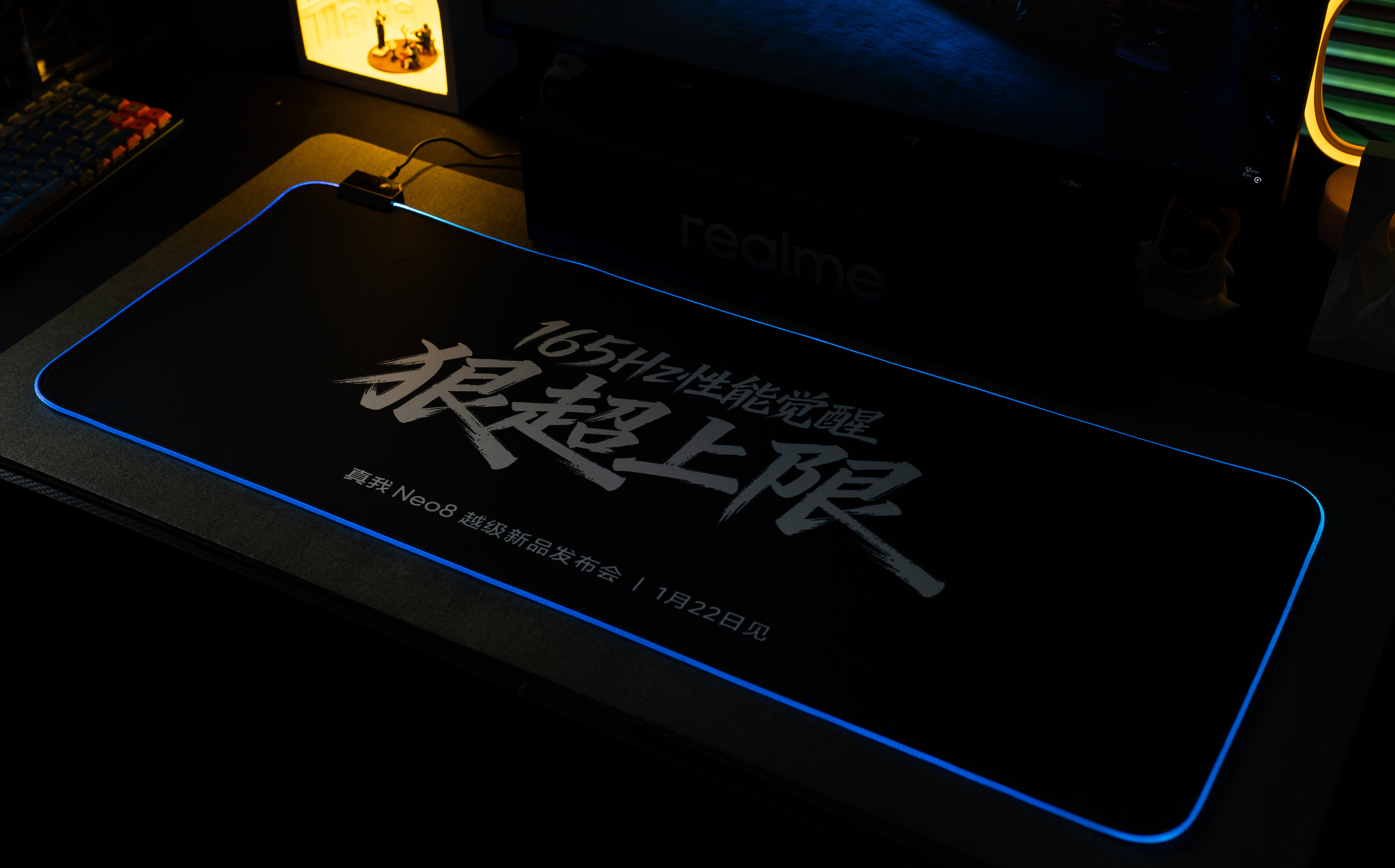 这回真我Neo8的邀请函是鼠标垫~那一圈边缘灯带绝对是重头戏，刚好和新机背面的觉