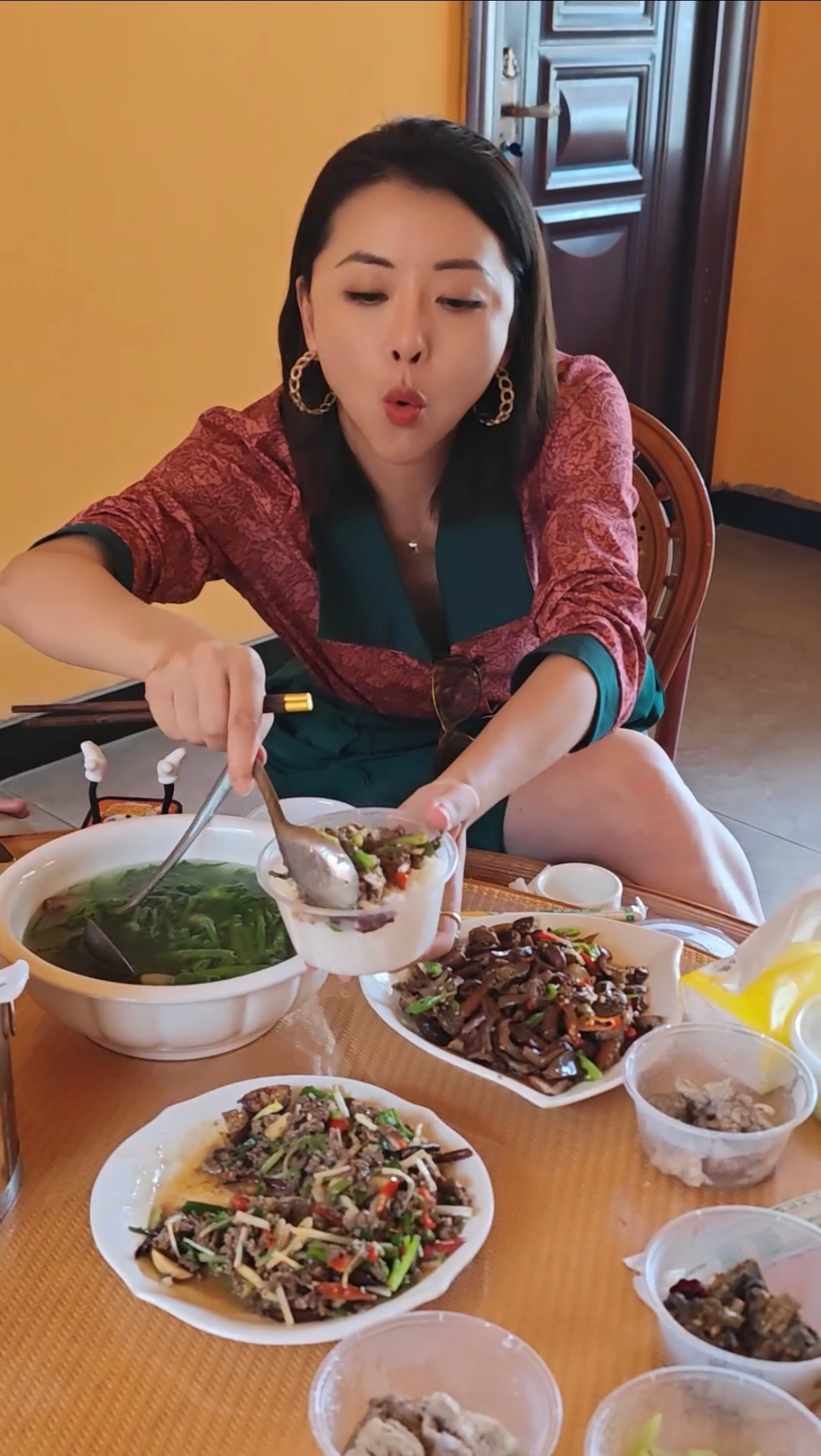 黄小蕾扮的不是鬼是笑到跪 刚刷到黄小蕾新剧《依然的喜事》片段，她扮鬼那造型太逗了