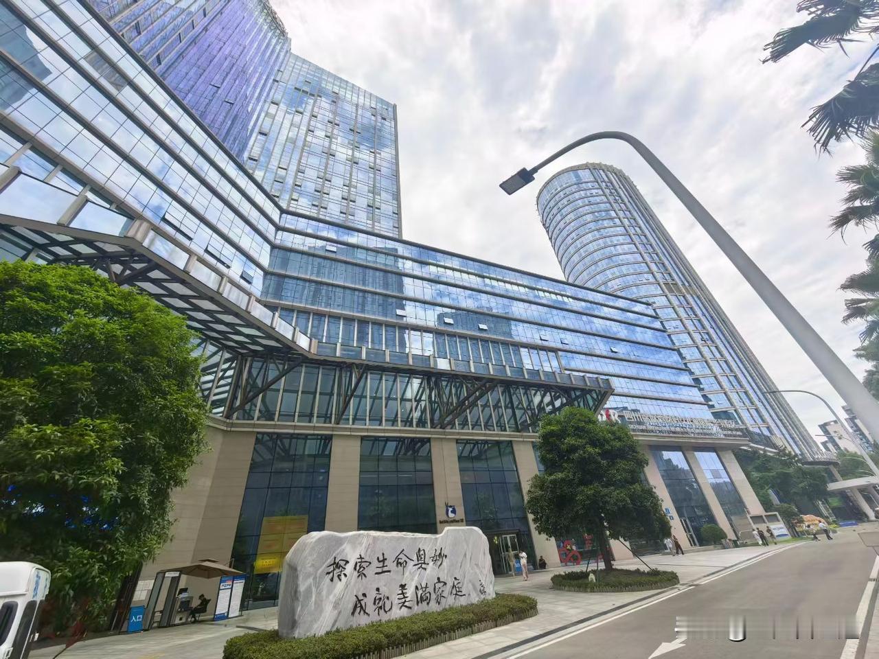 现在医院真的豪华！成都这个医院犹如宫殿！农村人很少进城，第一次让我想用富丽堂皇来