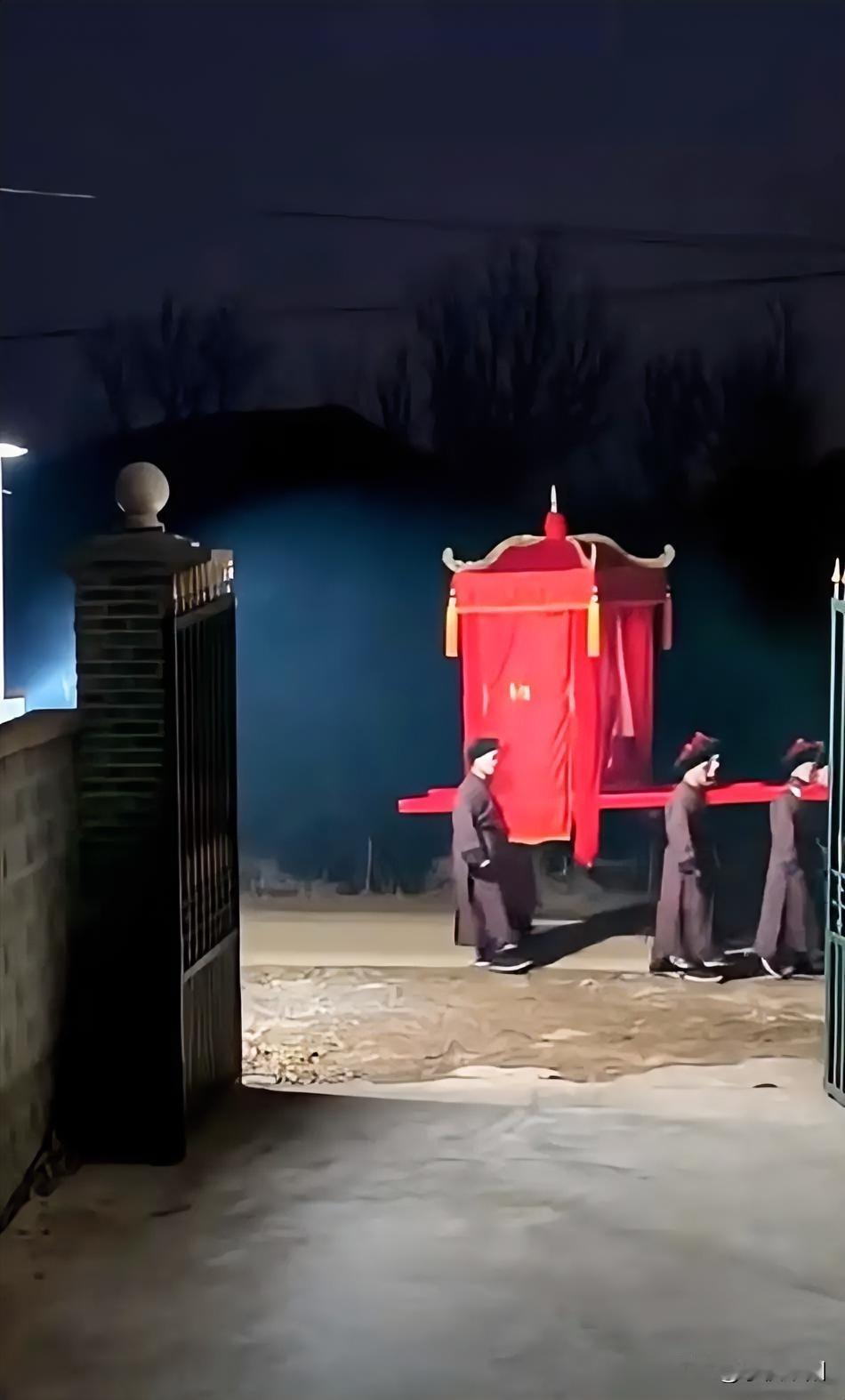 这么晚他们要去哪？