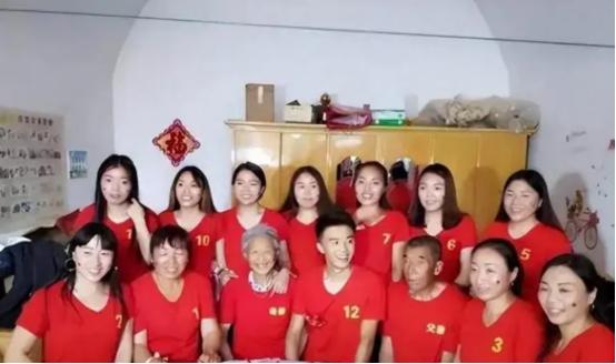 山西一对夫妻，生了11胎全是女儿，丈夫眼看妻子生不出儿子，无奈决定放弃。谁料，1