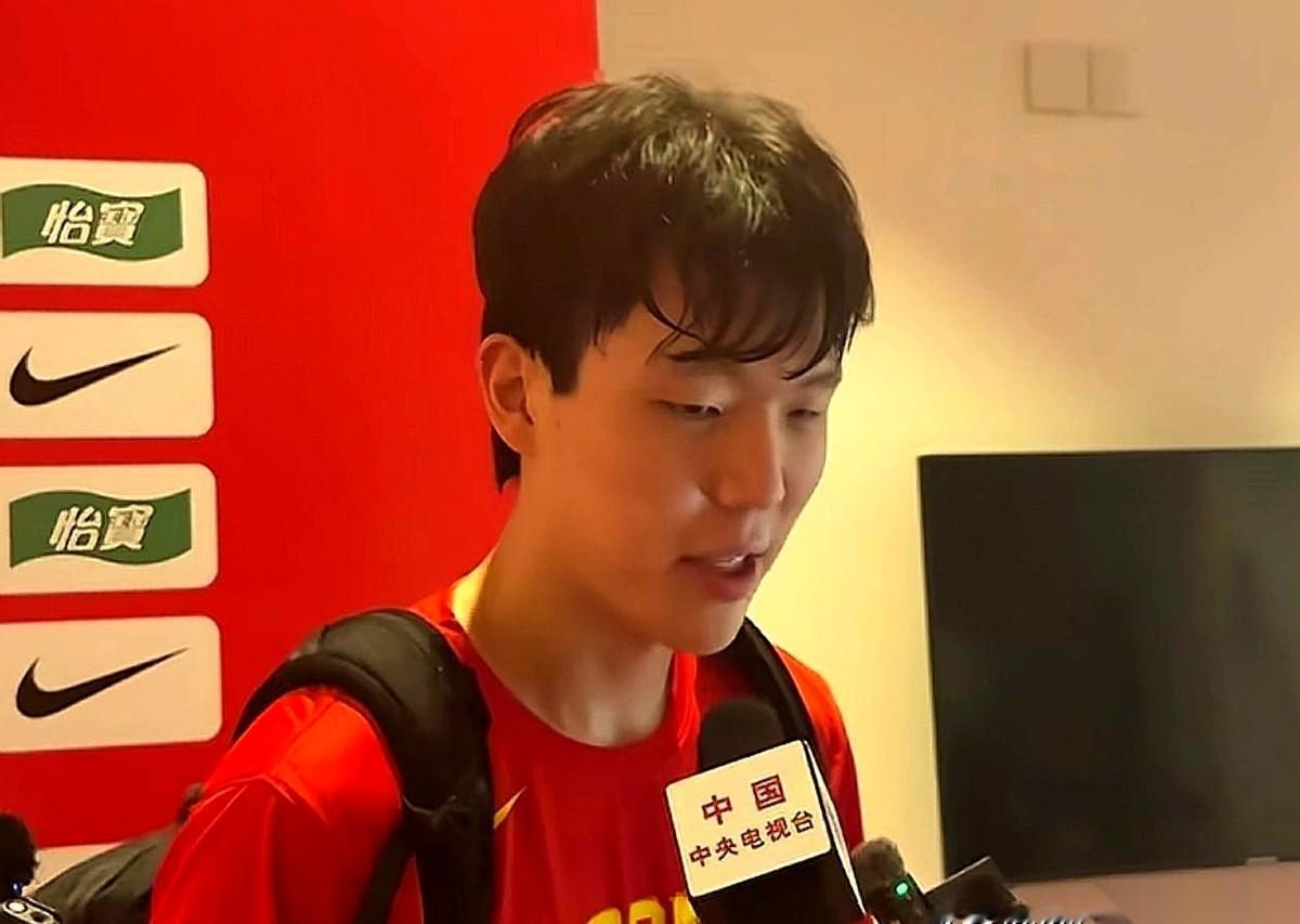 四百多天没披国家队战袍，杨瀚森今晚终于要站上对阵荷兰男篮的赛场了。这不是一场普普
