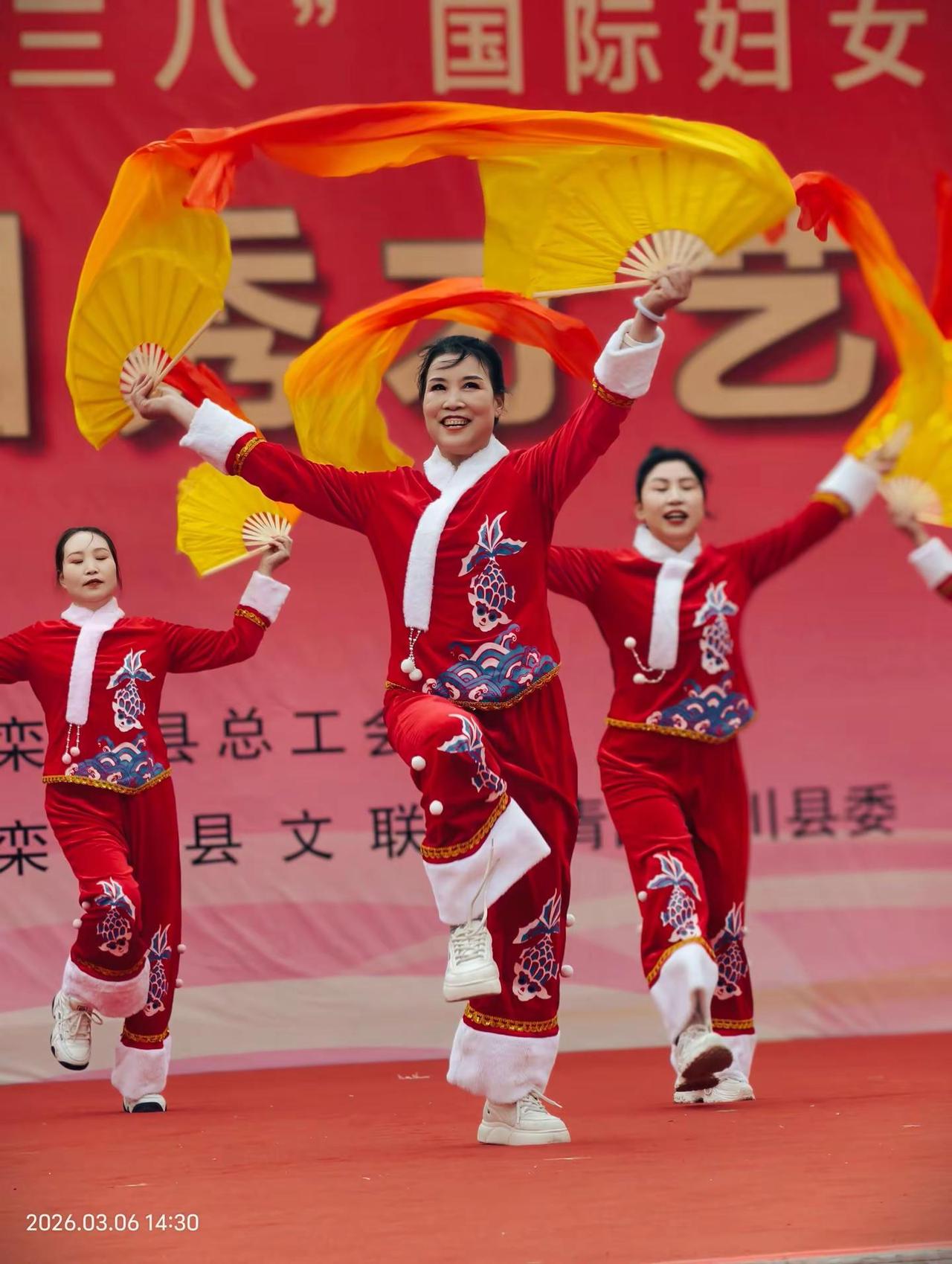 栾川县妇联三八节展演东方美育 舞动的红扇，如火的热情，映衬着节日的欢庆。🌸佾舞